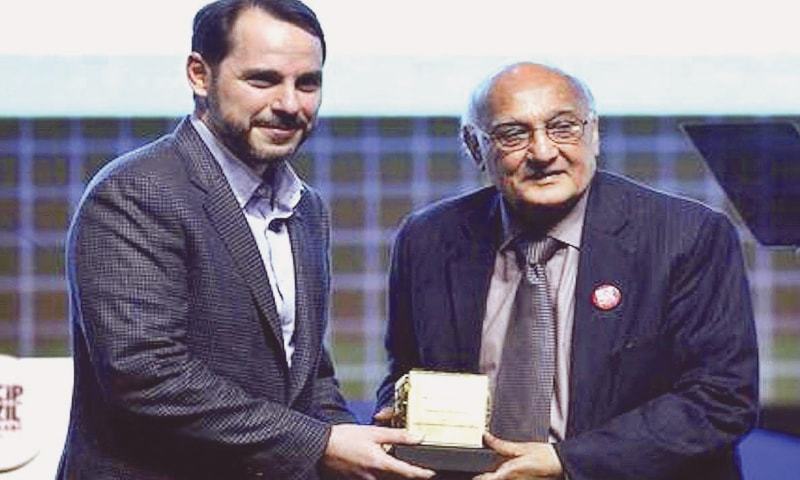 میں پاکستانی شاعر کو اعلیٰ ثقافتی اعزاز سے نوازا دیا گیا