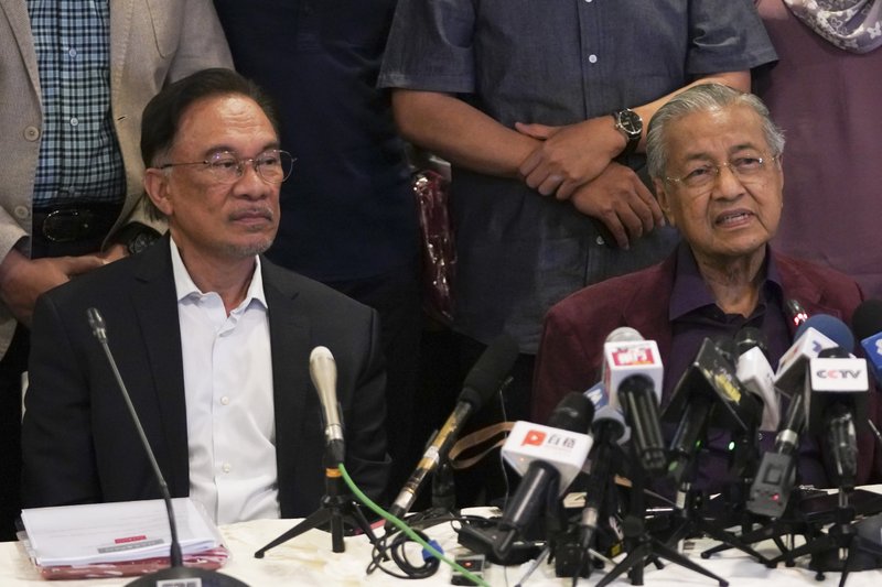 Mahathir submit resignation