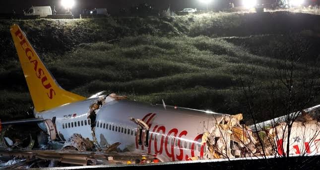 Plane skids off Istanbul runway