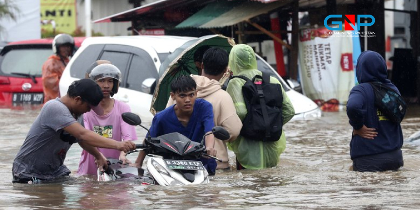 Thousands caught in floods in Indonesia’s sinking capital 1