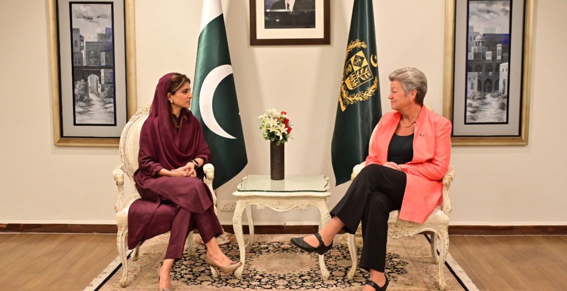 The Minister of State for Foreign Affairs, Hina Rabbani (L), with European Union Commissioner for Home Affairs, Ylva Johansson (R).