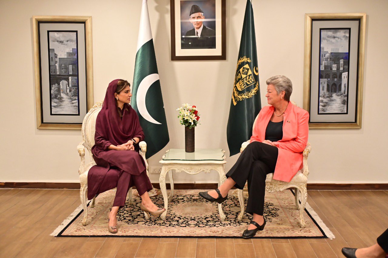 The Minister of State for Foreign Affairs, Hina Rabbani (L), with European Union Commissioner for Home Affairs, Ylva Johansson (R).