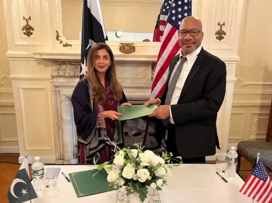 Consul General of Pakistan in New York, United States (US), Ayesha Ali (L), and Alvin Bragg, New York County District Attorney (R) on the occasion of signing an agreement on return of stolen Pakistani artifacts. 