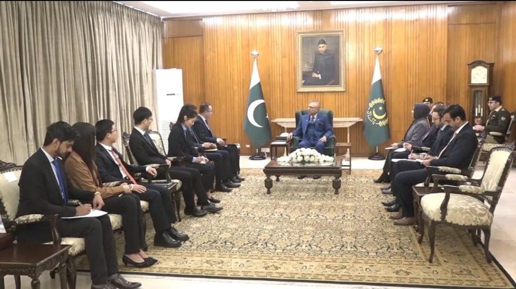 The President of Pakistan, Dr. Arif Alvi in meeting with The General Manager of China Energy International Group Co. Ltd. Lyu Xiufeng, and his delegation.
