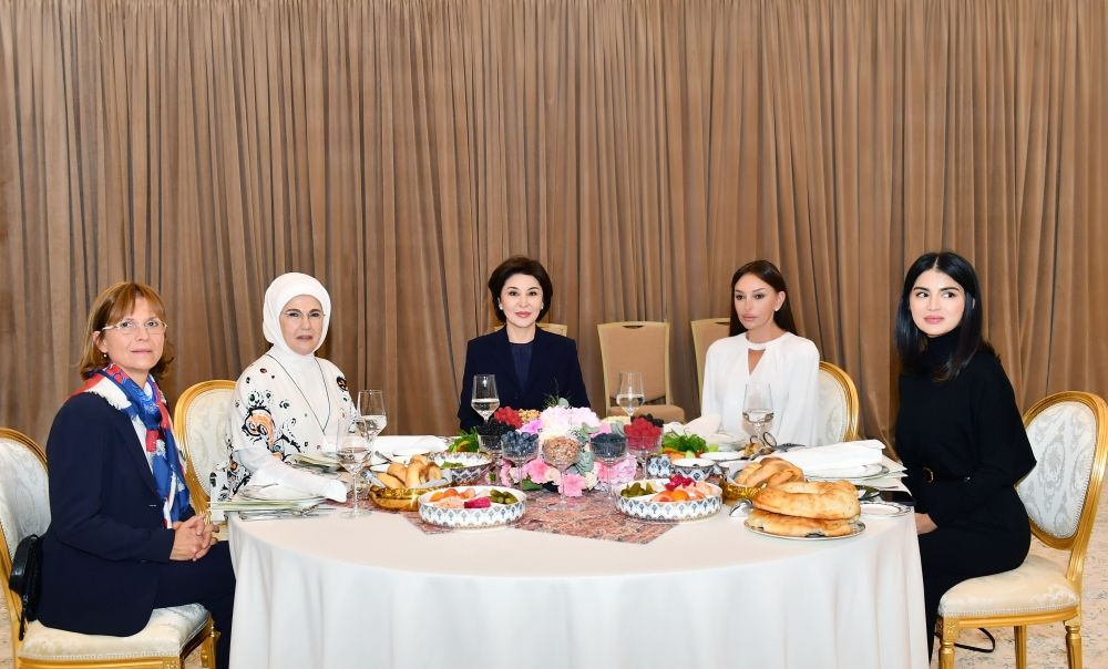 Wife of Hungarian Prime Minister Aniko Levai, First lady of Turkiye Emine Erdogan, First lady of Uzbekistan Ziroatkhon Mirziyoyeva, First Lady of Azerbaijan Mehriban Aliyeva at the dinner.