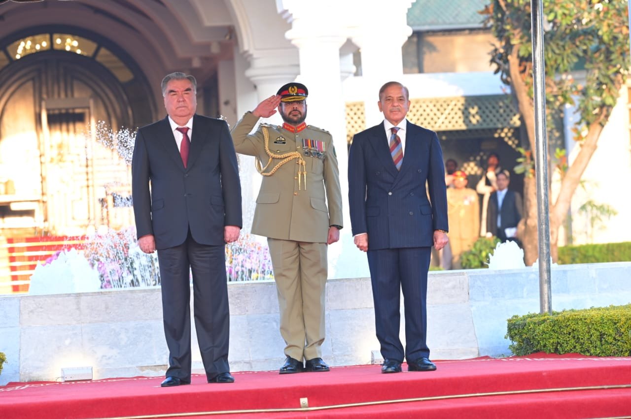 Prime Minister of Pakistan, Shehbaz Sharif (L), with President of Tajikistan, Emomali Rahmon (R).