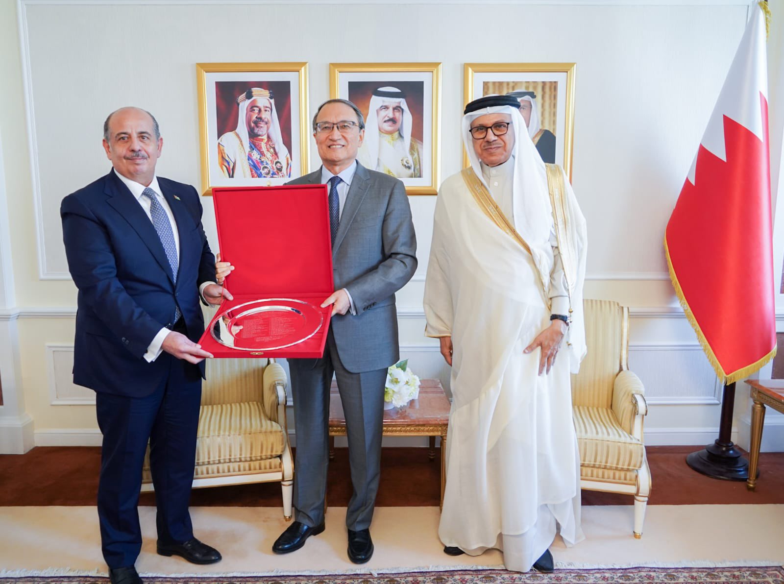 Chinese Ambassador to Bahrain, Anwar Habibullah, was welcomed by the Minister of Foreign Affairs, Dr. Abdullatif bin Rashid Al Zayani, at the Ministry’s main offices.