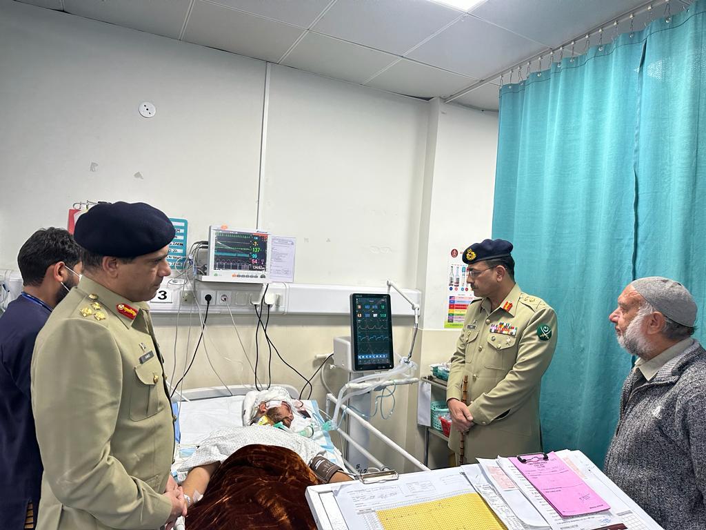 COAS (2nd from right) enquiring a soldier, who got injured in the Banu Operation.