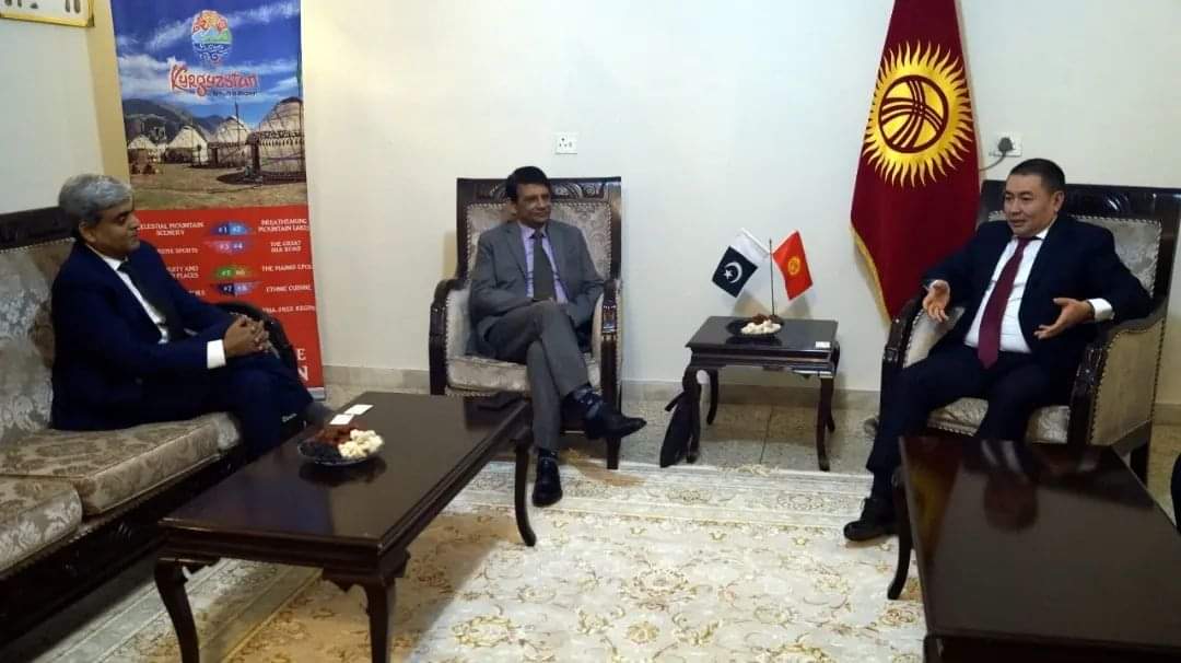 Ulanbek Totuiaev, Ambassador of the Kyrgyz Republic to the Islamic Republic of Pakistan (R), met with Muhammad Hassan Bakshi (C)