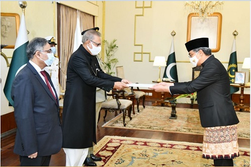President Alvi receiving credentials from Envoy of Malaysia.