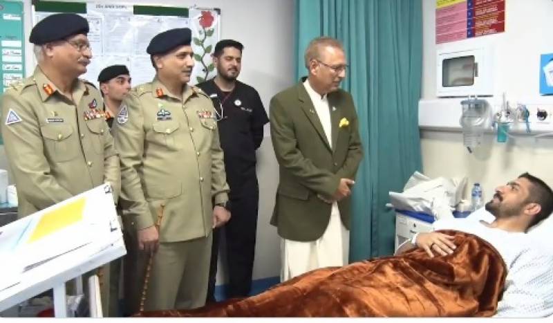 President Arif Alvi visiting the officers who had been hurt while clearing the Counter Terrorism Department (CTD) members in Bannu.