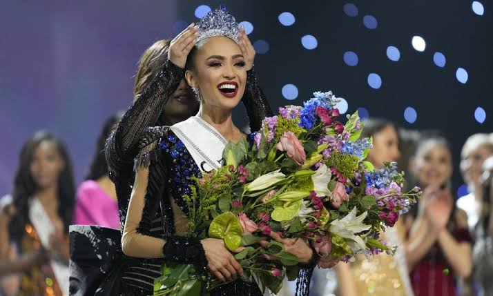 R'Bonney Gabriel being crowned Miss Universe 2022