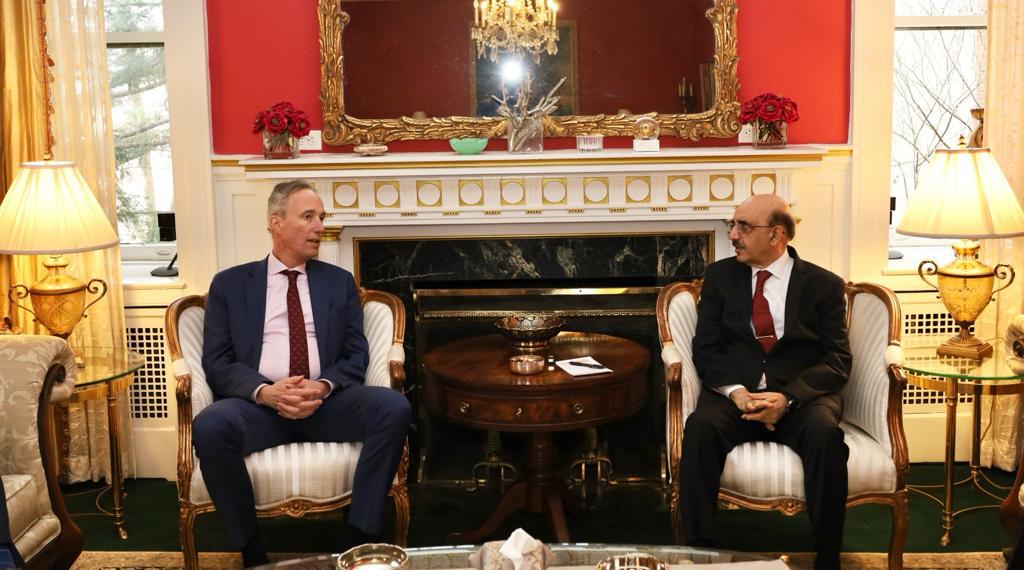 Ambassador of Pakistan to the United States (US), Masood Khan (R) met with Martin Raiser (L), Vice President of the World Bank for the South Asia Area.