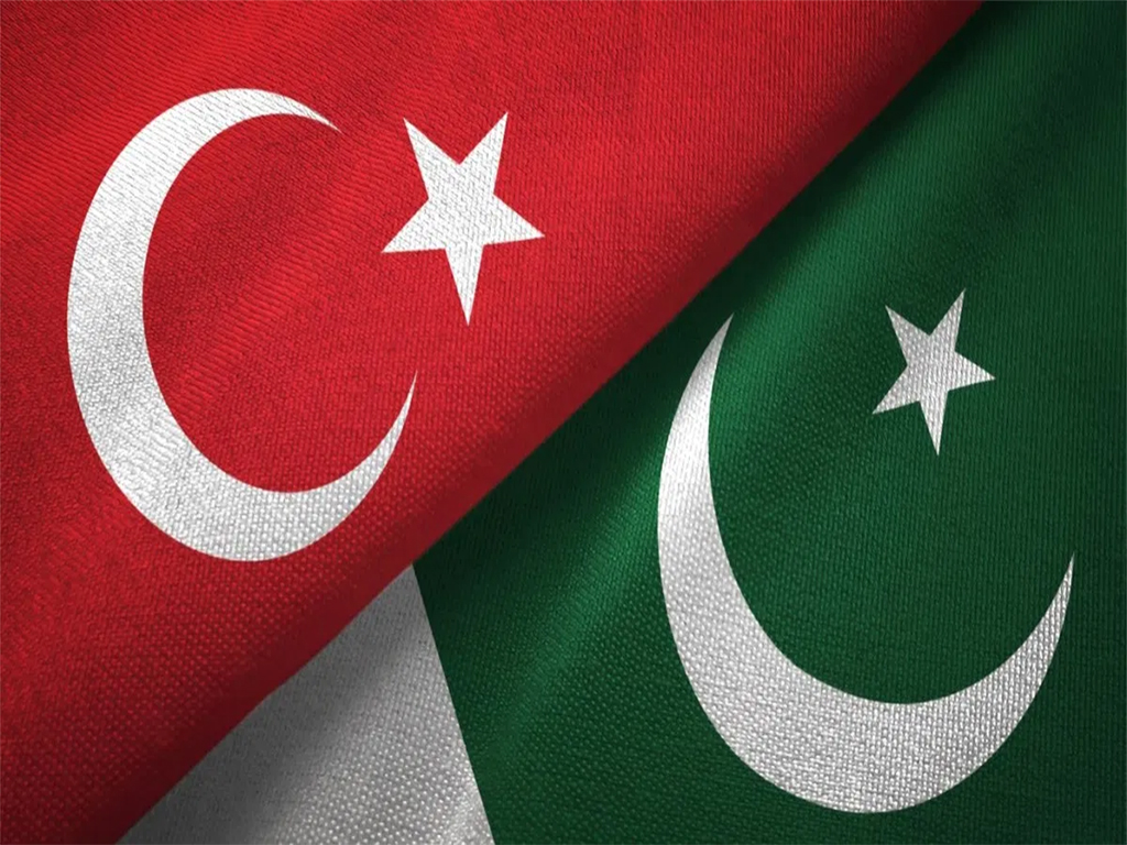 Pakistani Community in Austria helped earthquack victims (pak-turkey)