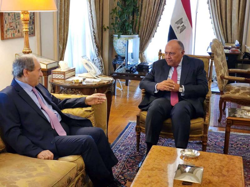 Egyptian Foreign Minister Sameh Shoukry (R) meets with Syrian Foreign Minister Faisal Mekdad in Cairo, April 1, 2023.