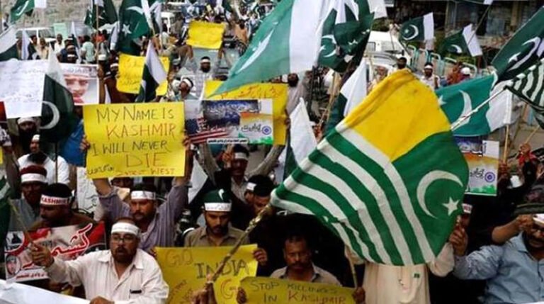 Kashmiris salute Armed Forces for Operation Bunyan-un-Marsus success
