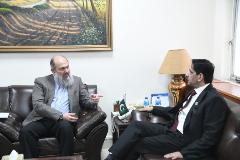 Govt committed to resolving business community concerns, Kamal