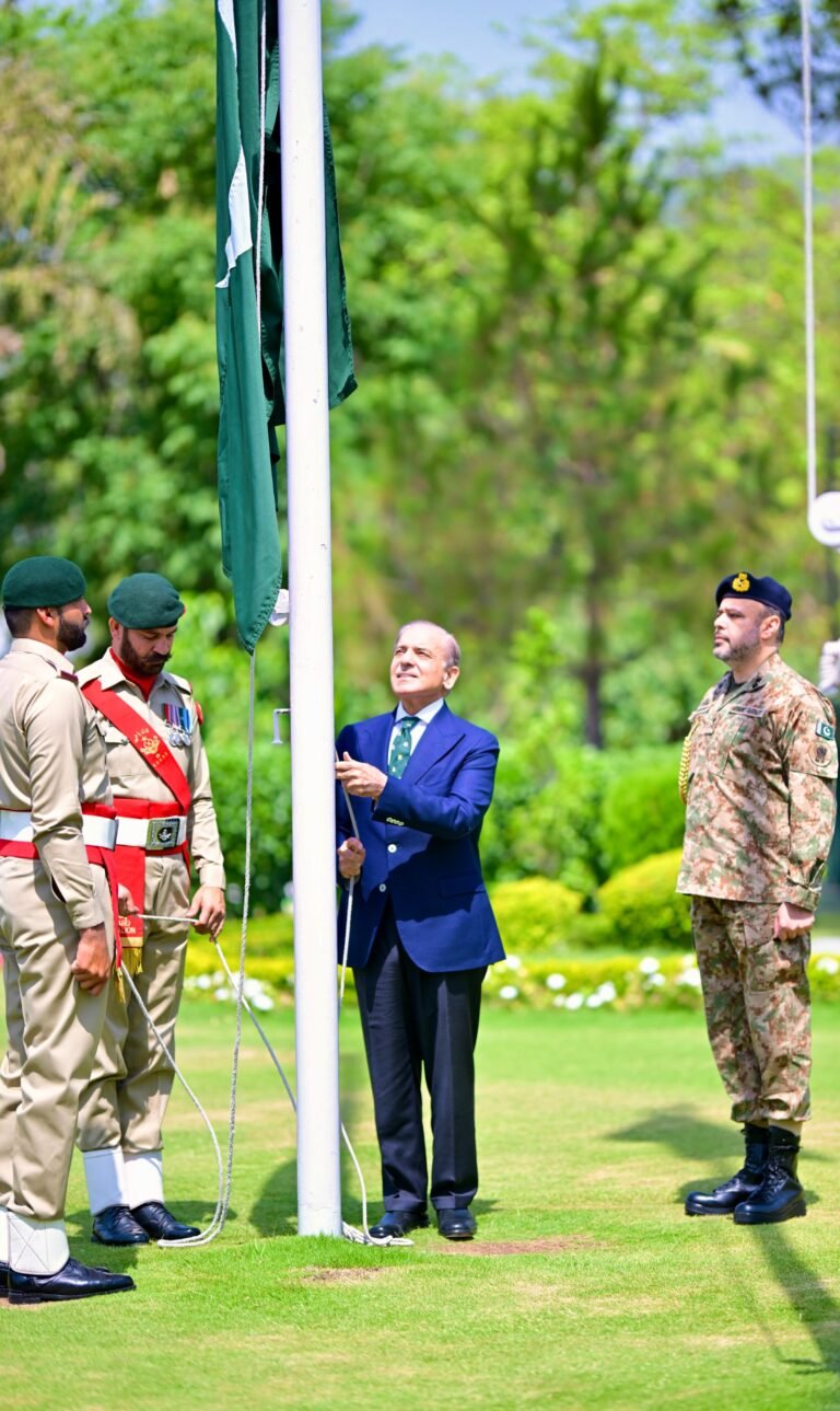 یوم تشکر کے حوالے سے وزیراعظم ہاؤس میں پرچم کشائی کی تقریب کا انعقاد