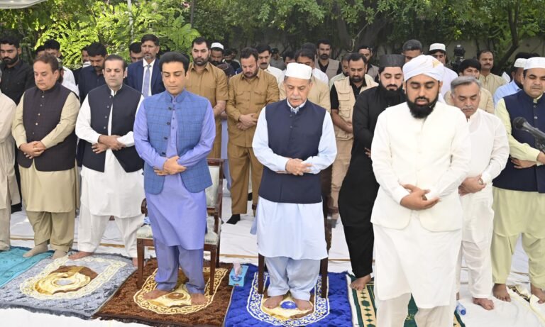 وزیراعظم شہباز شریف نے ماڈل ٹاون میں عید کی نماز ادا کی