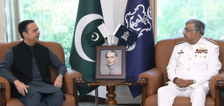 وفاقی وزیر برائے بحری امور کا نیول ہیڈکوارٹرز کا دورہ
