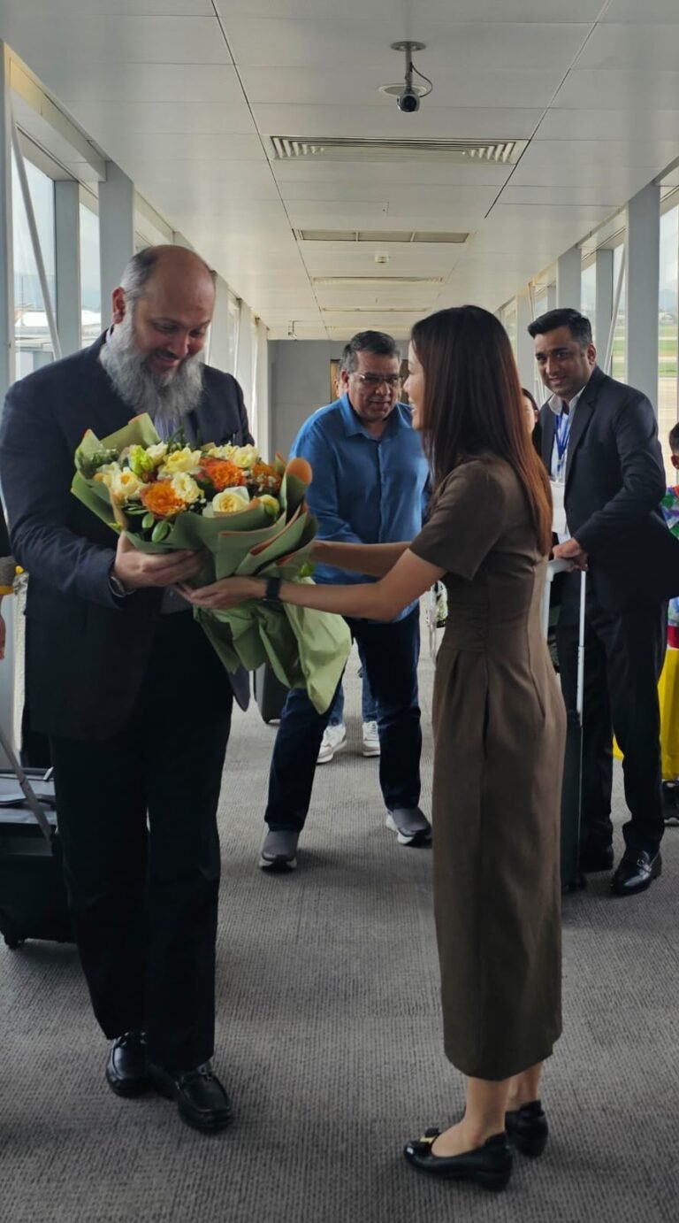 Commerce Minister Lands in Vietnam for Landmark Visit