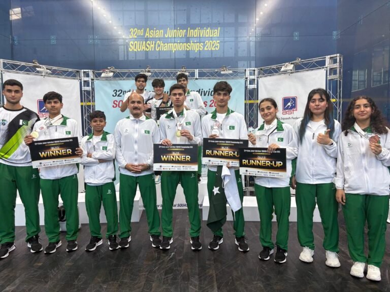 Warm Welcome for Pakistan Squash Team at Islamabad International Airport