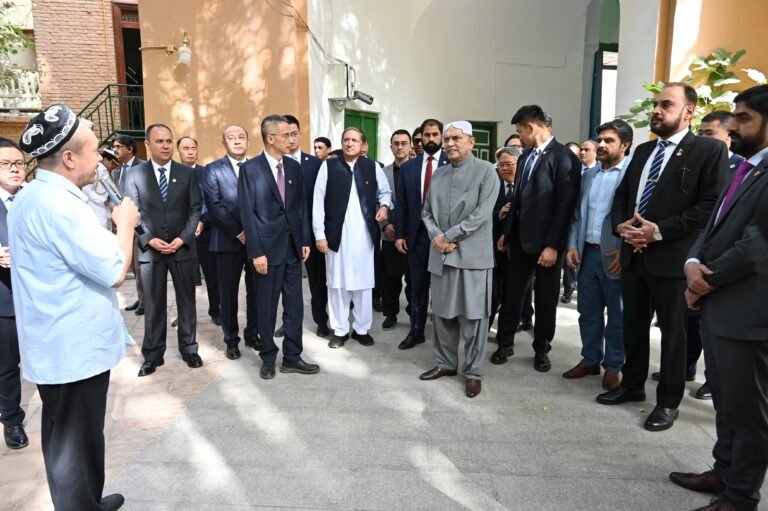 President Zardari Visits Etigar Mosque in Kashgar