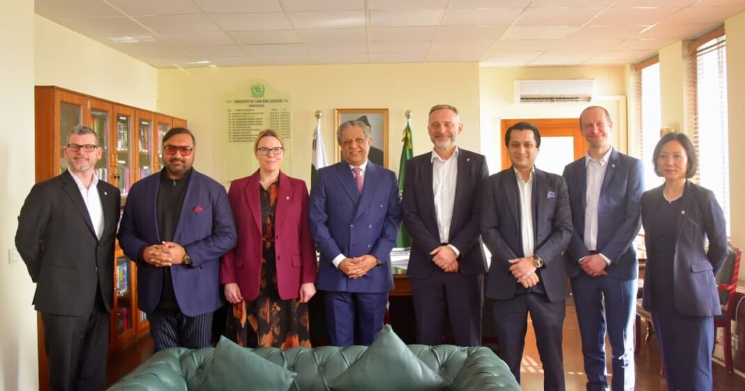 Universit of London delegation meets Law minister on legal education cooperation
