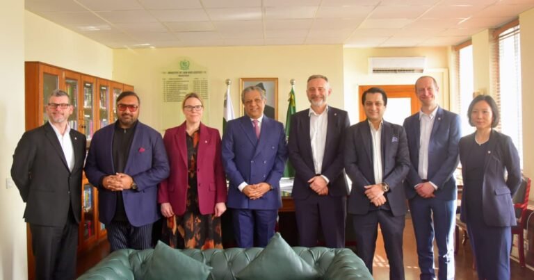 Universit of London delegation meets Law minister on legal education cooperation