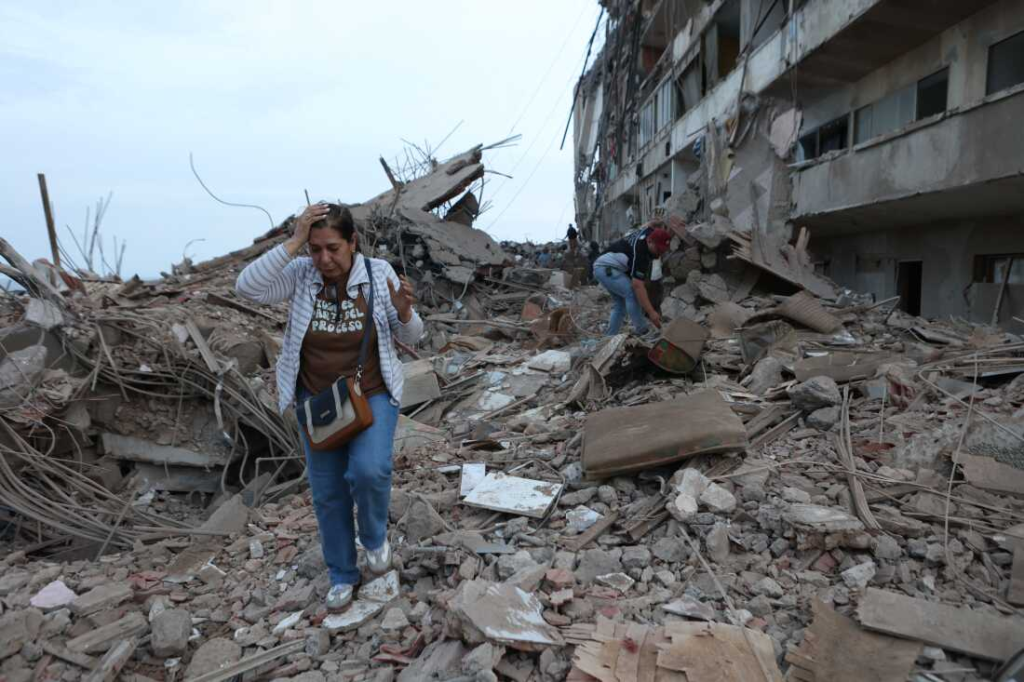 Venezuela Earthquake Death Toll Surpasses 900 as Search for Survivors Intensifies