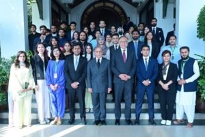 PM urges scholars to utilize experience for Pakistan's development
