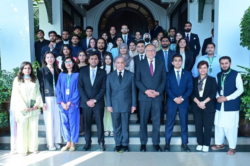 PM urges scholars to utilize experience for Pakistan's development