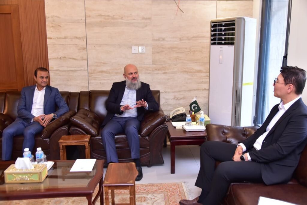 FM Commerce Invites Samsung to Export Mobile Phones from Pakistan