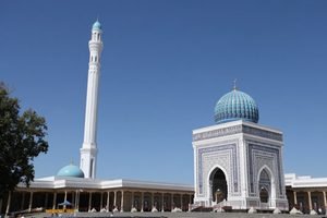 Media Forum Delegates Visit Imam al-Bukhari Complex