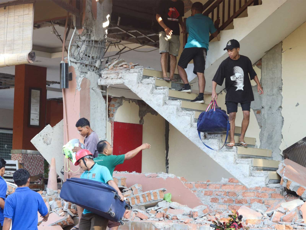 7.7 Magnitude Earthquake Kills Five on Indonesia's Flores Island