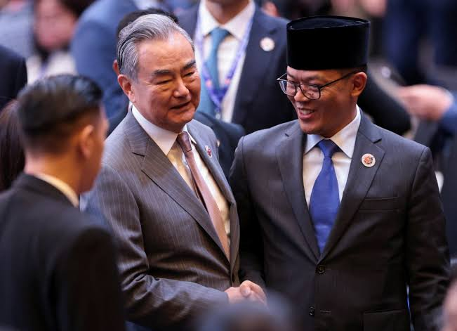 Chinese and Indonesian Ministers Hold Security, Trade Talks