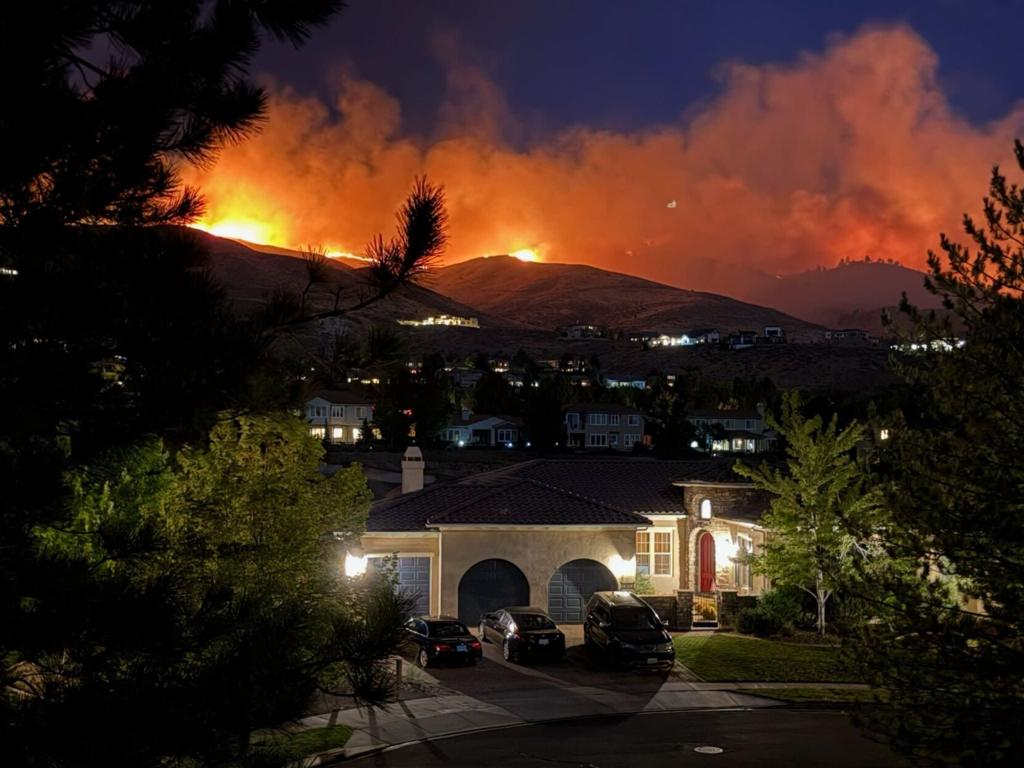 Nevada Wildfire Displaces 90,000 Residents Near Reno