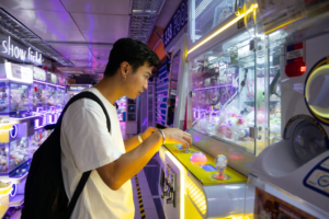 Claw Machine Craze Sweeps Hong Kong Arcades