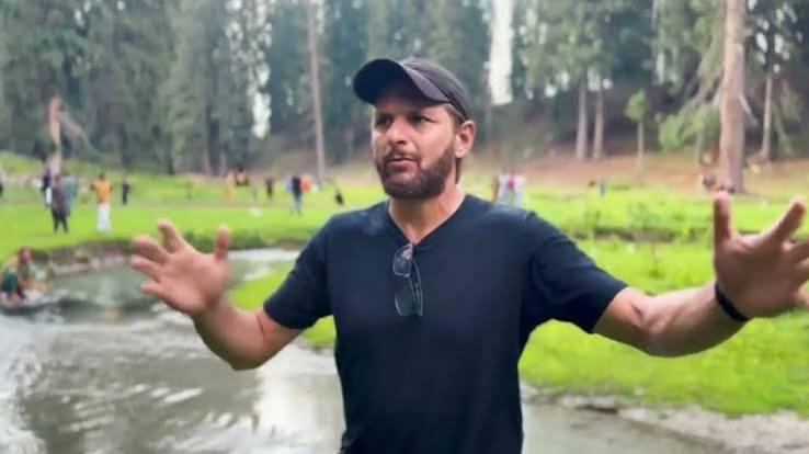 Shahid Afridi Promotes Clean Green Pakistan Tourism Campaign