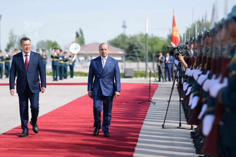 PM Given Guard of Honour at Kyrgyz Presidential Palace