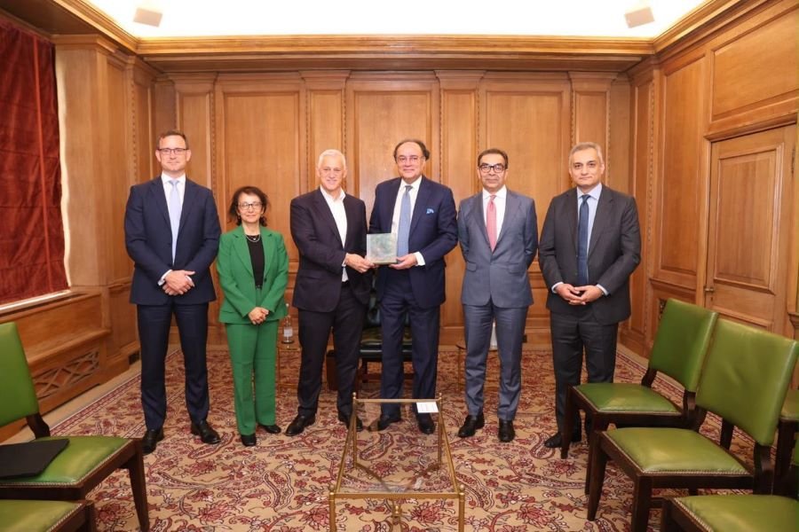 Aurangzeb Meets Standard Chartered Bank CEO Bill Winters in London