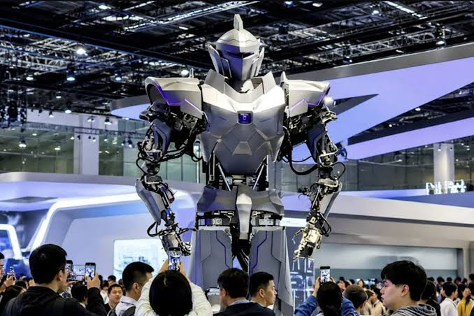 Chinese Start-Up Unveils 13-Foot Robot Claiming 500kg Lift